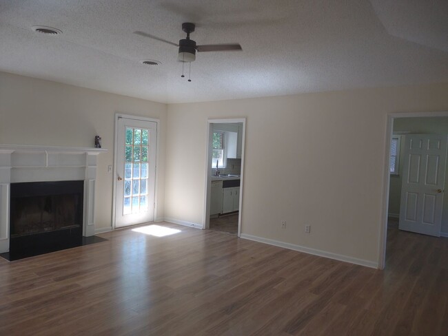 Building Photo - Wonderful Three Bedroom Home in Northeast ...