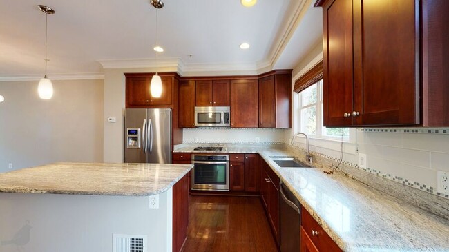 Building Photo - 517 Regent Pl NE