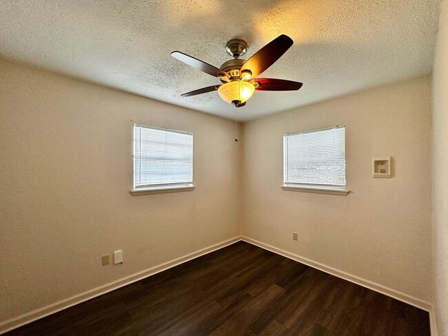 Building Photo - 3 Bedroom