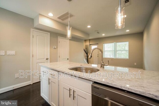 Building Photo - 1635 Lang Pl NE