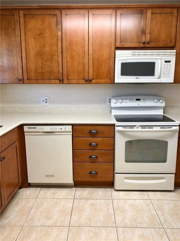 Large remodeled kitchen with Corian countertops. - 1291 SE Parkview Pl