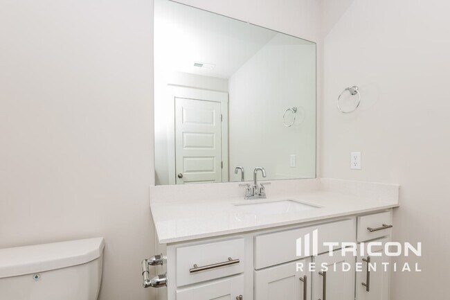 Building Photo - 350 Park Glen Dr