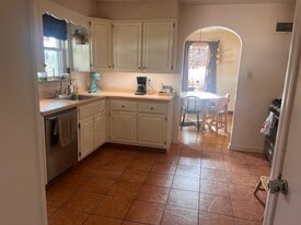 Building Photo - 128 Murrayhill Ave