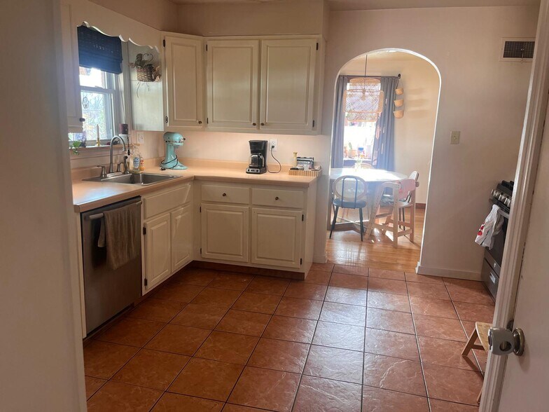 Primary Photo - 128 Murrayhill Ave