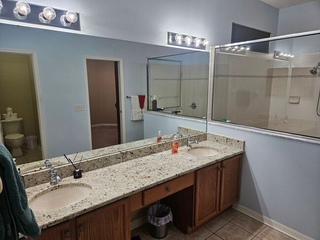 Building Photo - One-year lease starting in January, with free move-in for December.