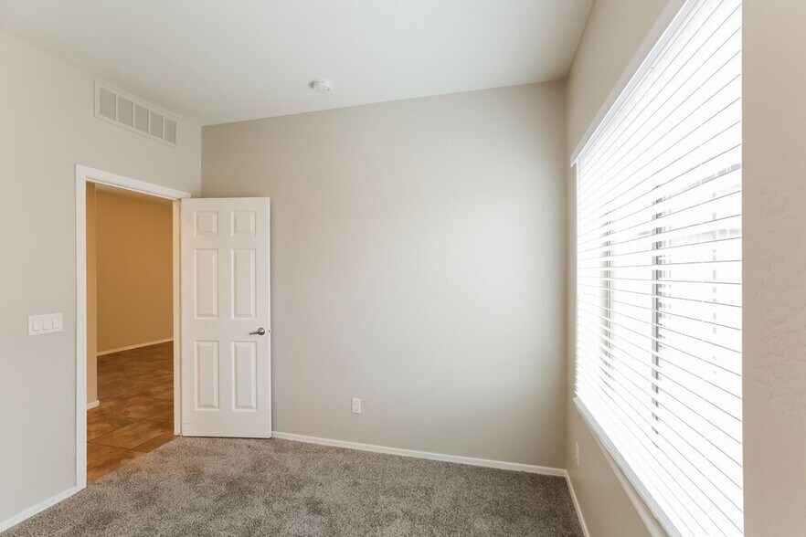 Building Photo - 5005 W Fawn Dr