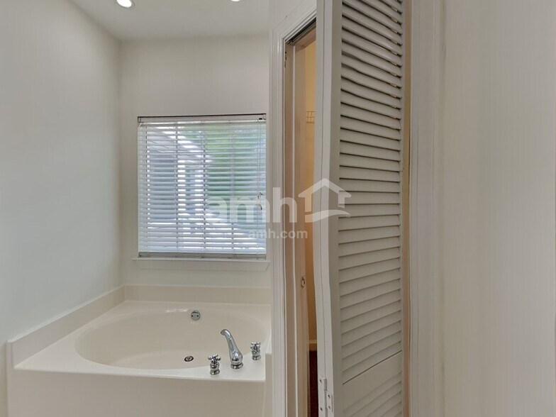 Building Photo - 5150 Hyde Trl