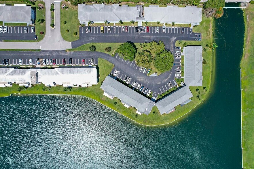 Building Photo - 1111 Lake Ter