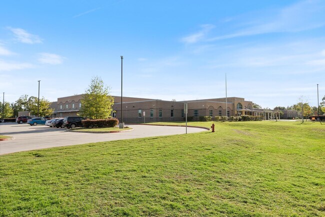 Building Photo - 18716 Laurel Hills Dr