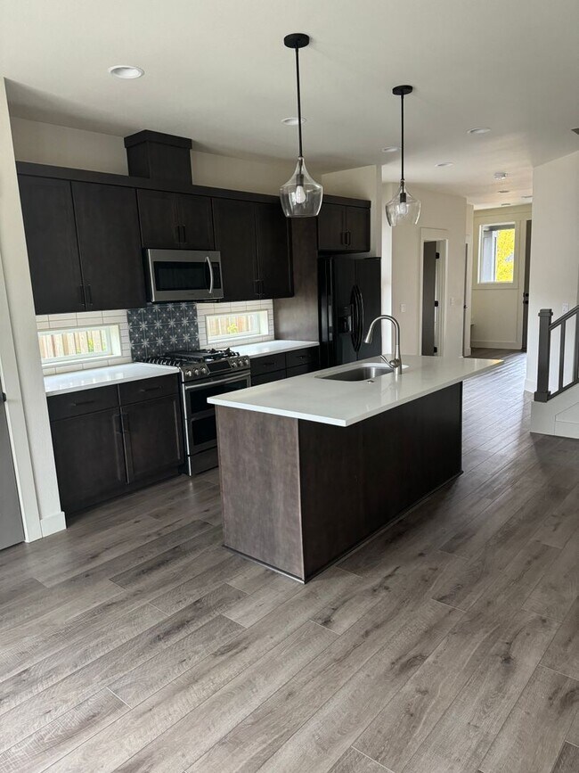 Building Photo - Exceptional 3 Bedroom / 2.5 Bath Modern Townhouse