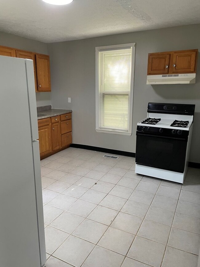 Building Photo - 592 E 3rd Ave