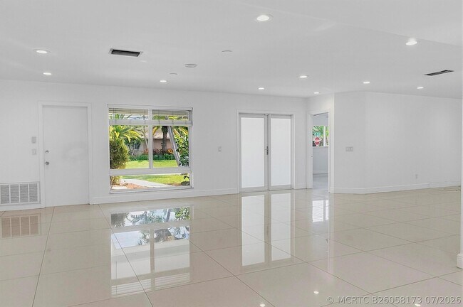 Building Photo - 2910 NE 40th Ct