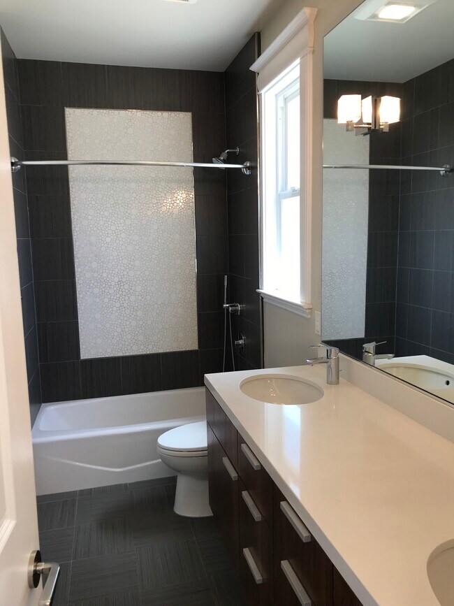 Building Photo - 557 Maple Ct