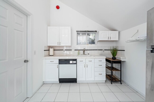 Building Photo - 140 N Carson Rd