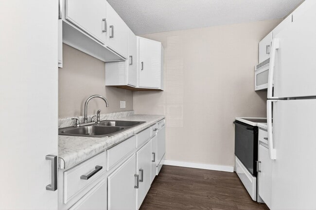 Building Photo - 5926 Walnut Cir Dr