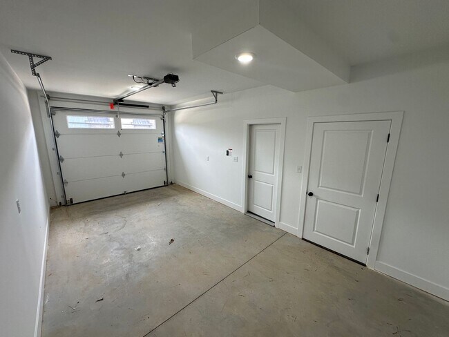 Building Photo - Beautiful new townhouse located in the new...