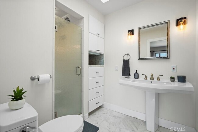 Building Photo - 7425 Vanalden Ave