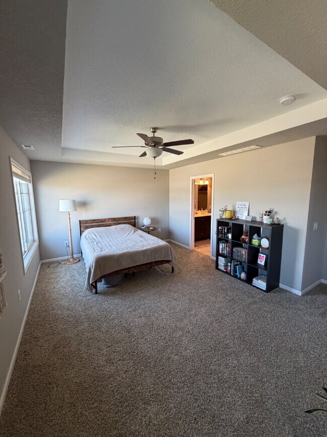 Building Photo - Charming 3-Bed 2.5-Bath Townhouse with Granite Finishes Near Jordan Creek Town Center