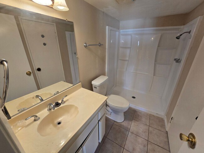 Building Photo - Fantastic 4 Bed, 3 Bath condo!