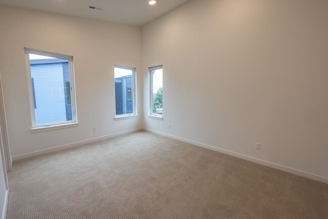 Building Photo - Riverside Townhomes - Waterfront Living in Vancouver