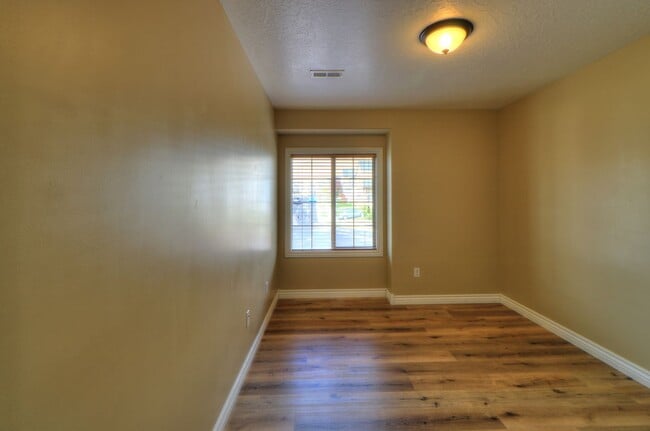 Building Photo - Traverse Mountain Pet Friendly Home.