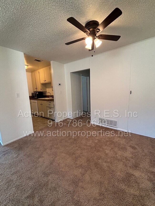 Building Photo - Roseville Condo all one level: 2 Bedroom 1 Bathroom Single Level, Large Living Room Central Heat ...