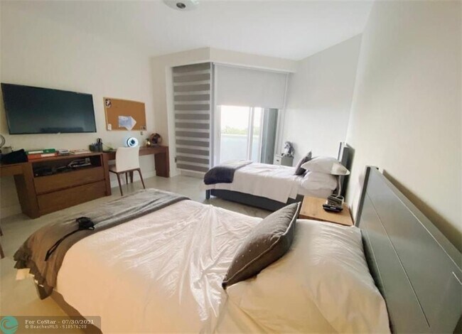 Building Photo - 9559 Collins Ave