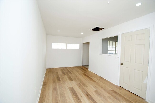Building Photo - 2135 Bunzel St
