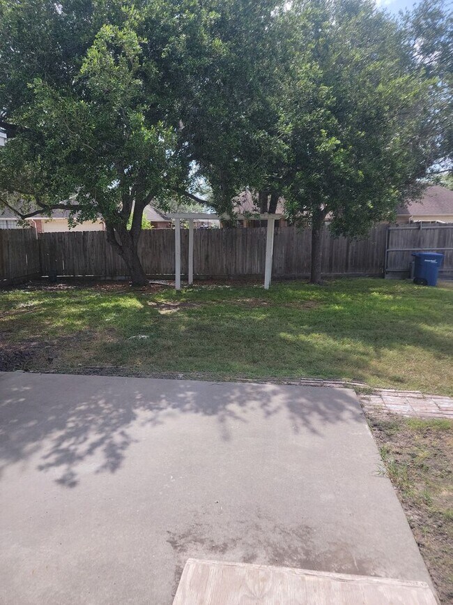 Building Photo - 4530 Oso Pkwy