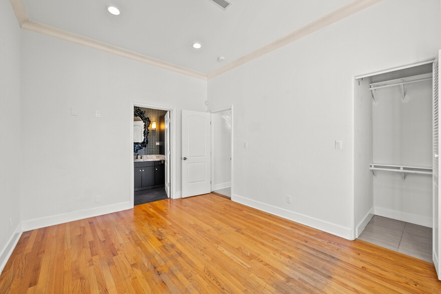 Building Photo - 6331 Simpson Ave