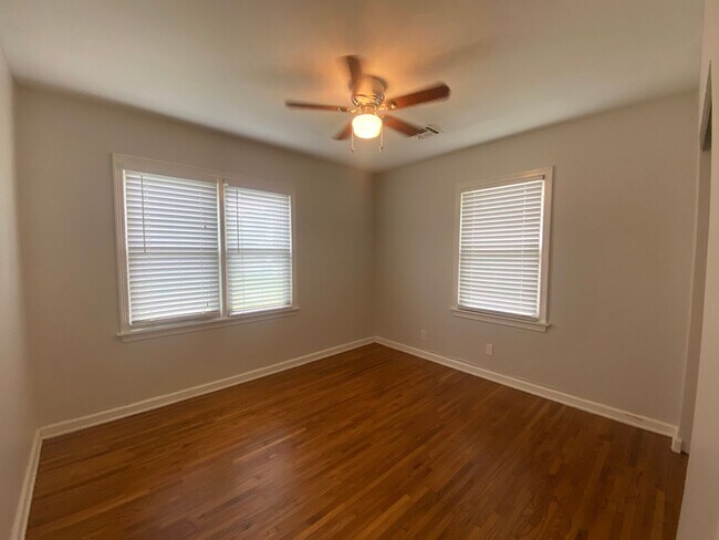 Building Photo - Charming Brookside Bungalow on large corne...