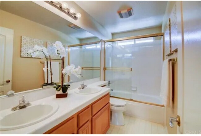 Building Photo - Spacious 4-Bedroom/2.5-Bath Home with Char...