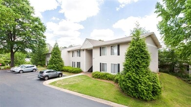 Building Photo - Vue on Medlock