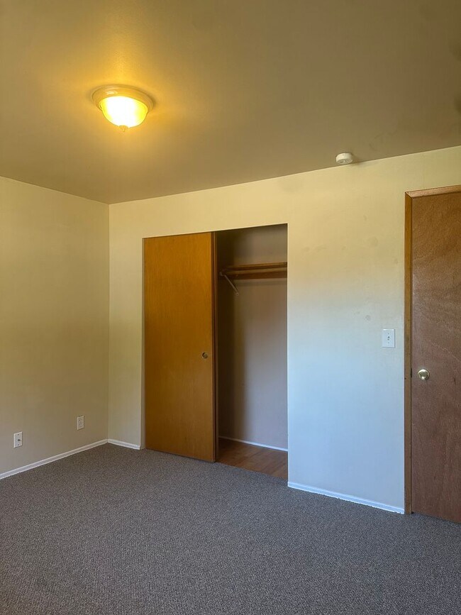 Building Photo - Updated 3-Bedroom Home with Deck & Garage in Mountlake Terrace!!!