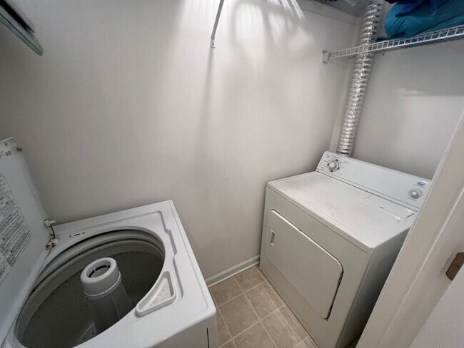 Building Photo - 2 Bedroom 2.5 Bath Furnished Townhome in Beresford Commons