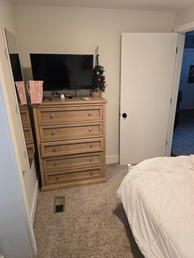 Building Photo - Bank Street