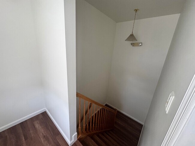 Building Photo - 225 Halladay St