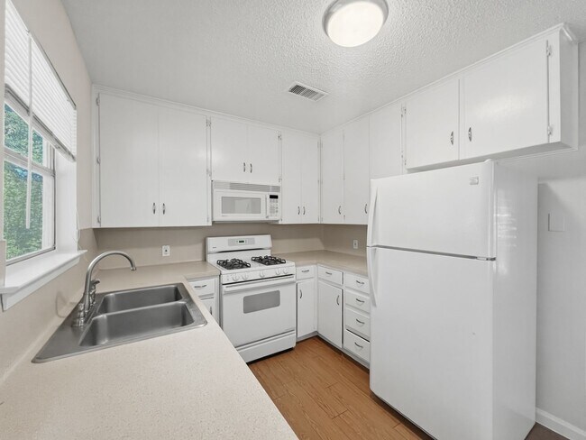 Building Photo - 3402 S Oak Dr