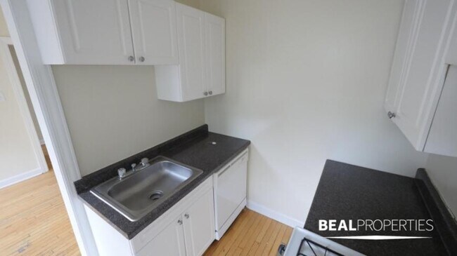 Building Photo - 1 bedroom in CHICAGO IL 60657