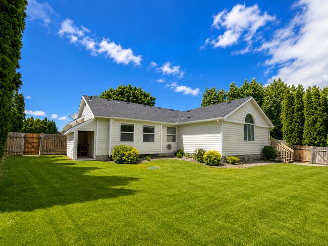 Building Photo - Charming Home on .34 acres!