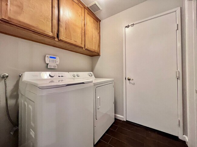 Building Photo - $2,250 Champlain Dr. & Fort Washington, 3 ...