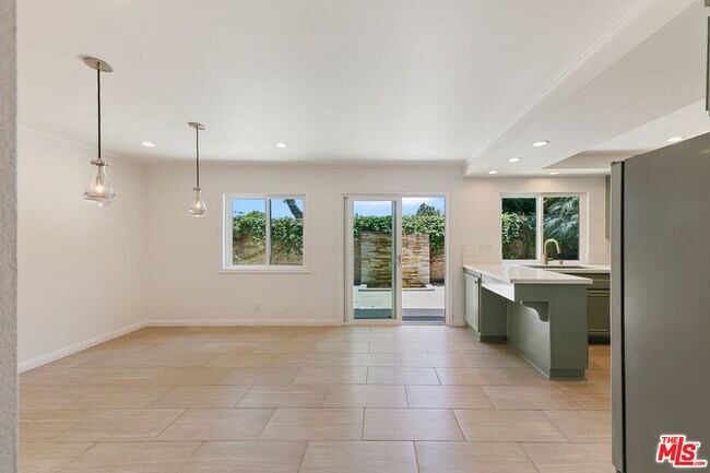 Building Photo - 6515 Dume Dr