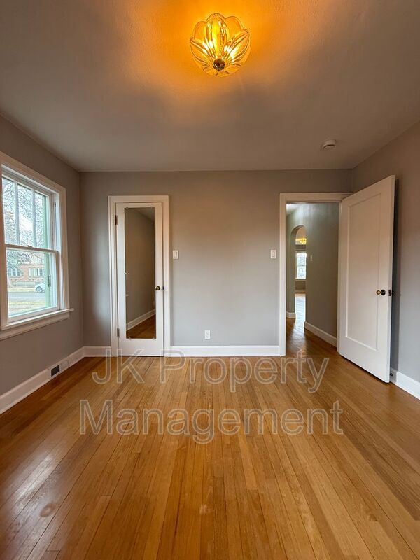 Building Photo - 115 16th St N