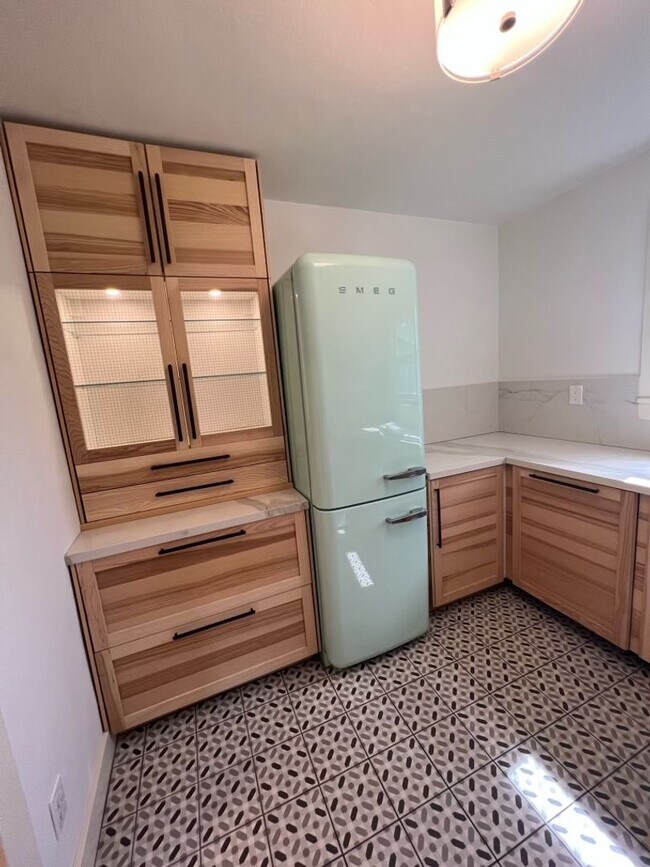 Building Photo - Walk to Campus From This Cute 2 Bedroom Back House