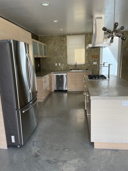 Building Photo - 116 E Yanonali St