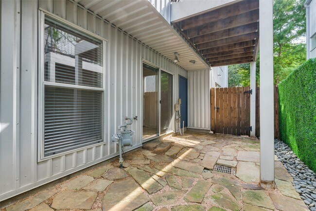 Building Photo - 1637 Tuam St
