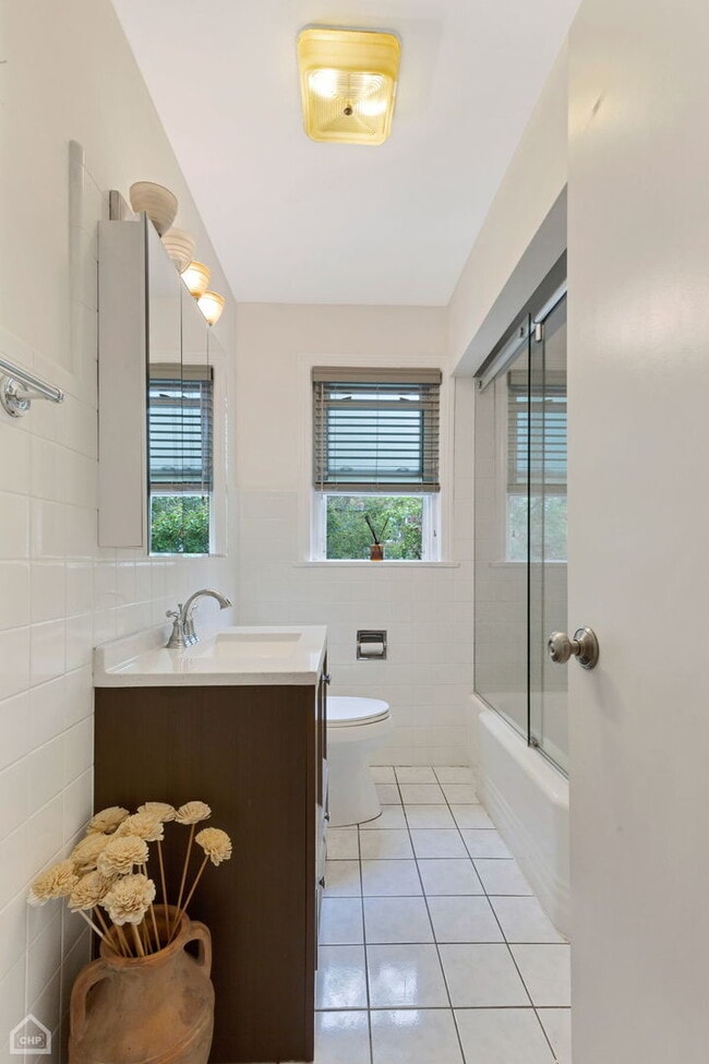 Building Photo - 4550 W Thorndale Ave