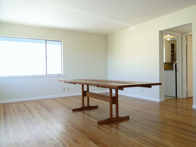 Building Photo - Sunny 2nd floor apt with a view near North...