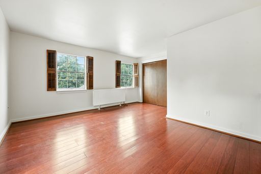 Building Photo - Walk to Cheeseman from this Large 1 Bed 1 ...