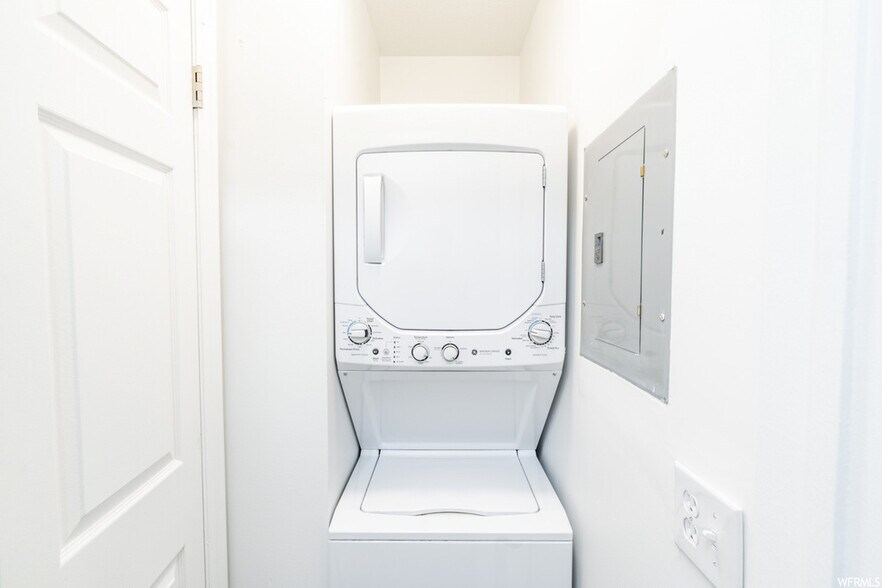 Laundry - 822 E Gatewood Dr
